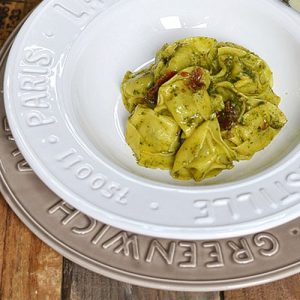 Tortellini com Pesto e Tomates Secos