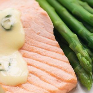 Salmão Escalfado com Molho Hollandaise