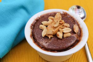 Bolo na Caneca de Chocolate e Manteiga de Amendoim