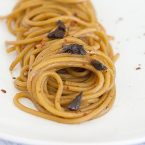 Spaghetti with black garlic, olive oil and pepper