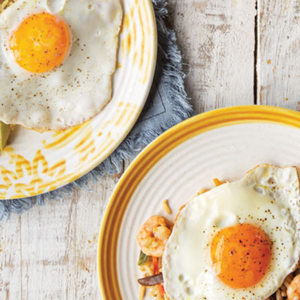 Arroz frito com camarão e ovo