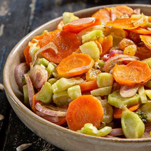 Salada quente de cenoura e talos de brócolos